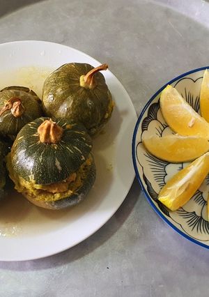 Hình của món Bí ngô nhồi gà bơ.