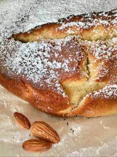 Una foto de Torta de almendra al estilo tarta de Santiago