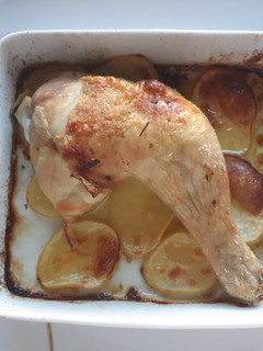 Una foto de Pollo asado con patatas panaderas