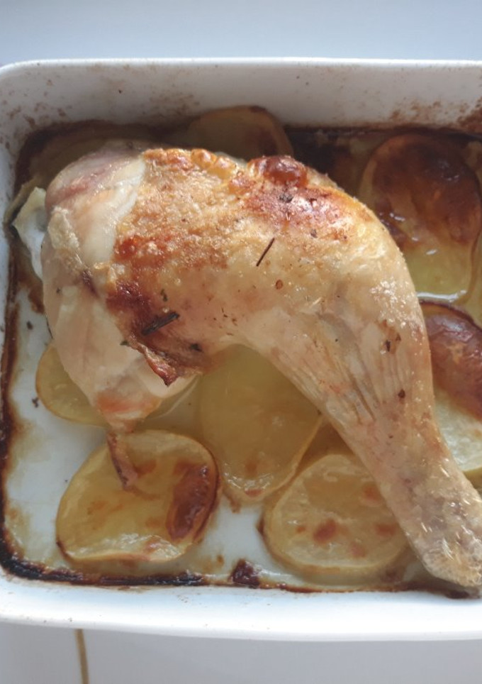 Una foto de Pollo asado con patatas panaderas