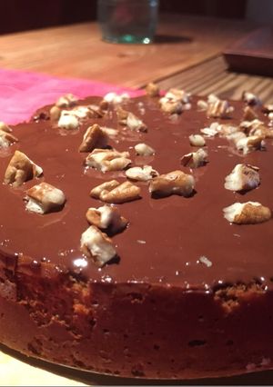 Una foto de Torta de frutilla con cobertura de chocolate 🍓🍫