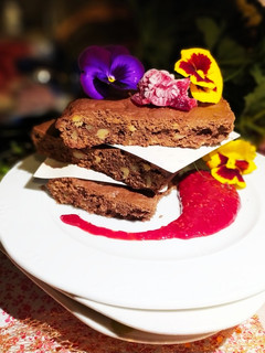 Una foto de Brownie de Chocolate y Nueces con Salsa de Frambuesas