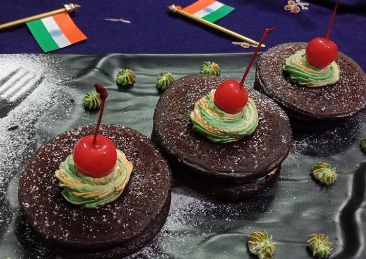 Mini choco pancakes with tricolour frosting