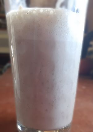 Una foto de Batido de banana hecho con batidora