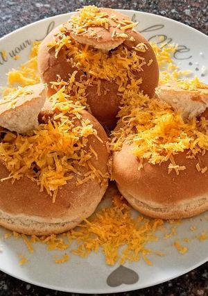 बनी चाव (bunny chow recipe in marathi) रेसिपी चे मुख्य फोटो 