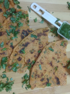बेसन चीला(besan chila recipe in hindi) रेसिपी मुख्य फोटो