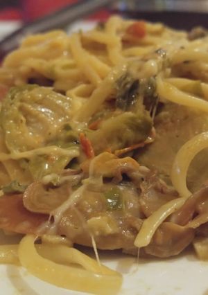 Una foto de Spaghetti con salsa de almejas machas y repollitos de Bruselas