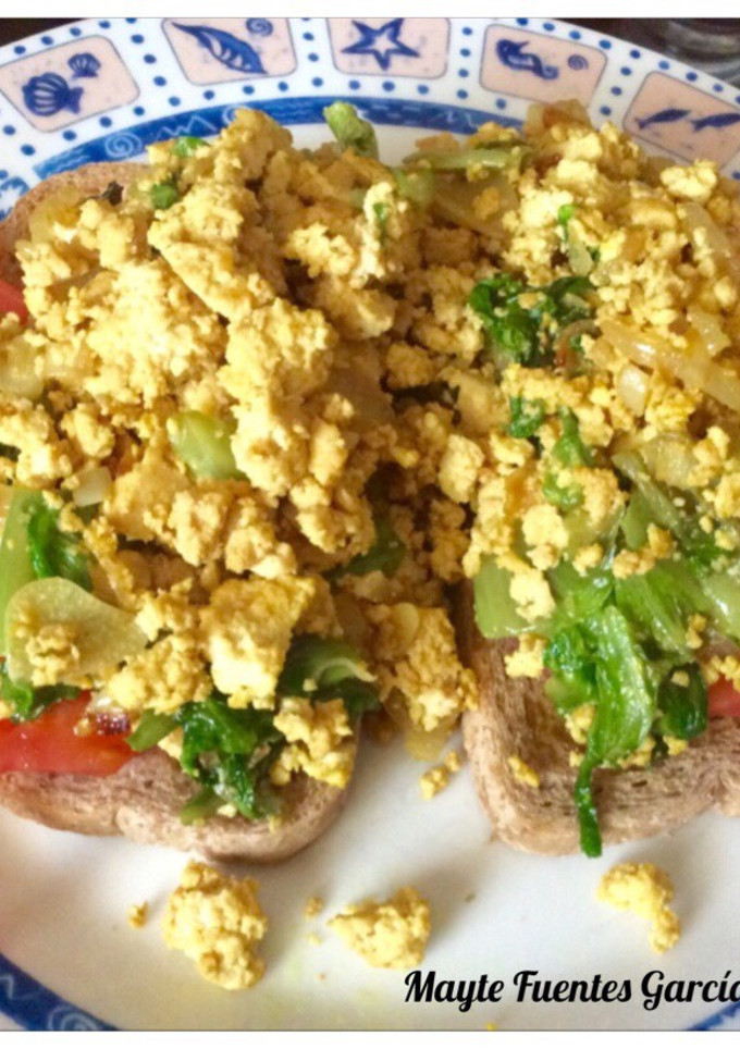 Una foto de Tostas con falso revuelto de verduras, vegano/vegetariano