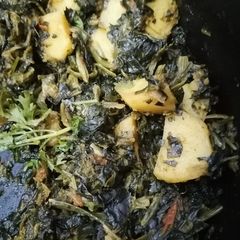 A picture of Palak Alu(spinach).