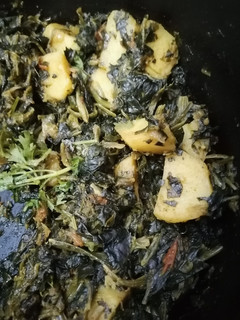 A picture of Palak Alu(spinach).