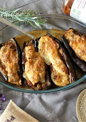 Une photo de Aubergines au four farcies à la sauce tomates /escalope / mozza