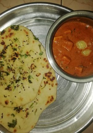 A picture of Garlic butter naan and paneer butter masala.