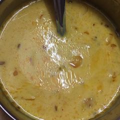A picture of Besan kadhi.