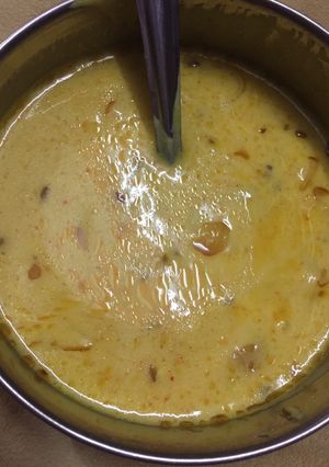 A picture of Besan kadhi.