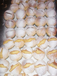 Una foto de Bollitos dulces rellenos de pastelera, dulce de leche y chantill