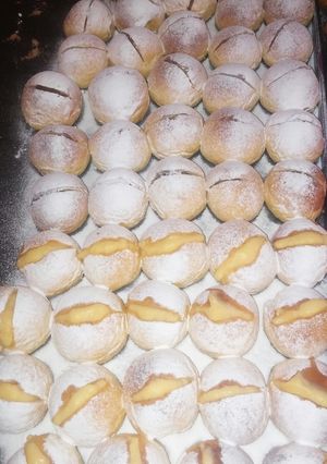 Una foto de Bollitos dulces rellenos de pastelera, dulce de leche y chantill