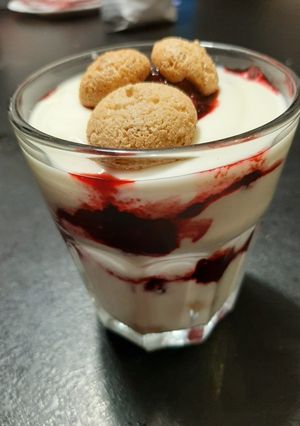 Amarettinis-erdei gyümölcsös pohárkrém recept fotója