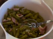A picture of ham and string beans