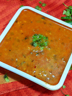 मटकीची रस्सा भाजी (matkichi rassa bhaji recipe in marathi) रेसिपी चे मुख्य फोटो