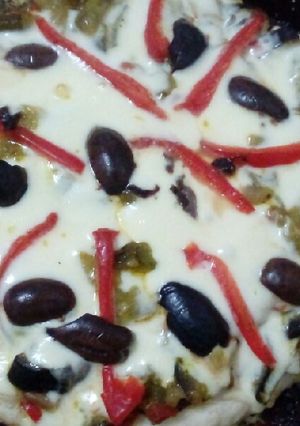 Una foto de Pizza casera con ratatouille de verduras