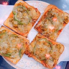 A picture of Bread Pizza🍕.