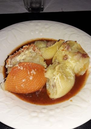 Una foto de Conchiglioni rellenos de papa y panceta