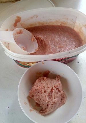 A picture of Banana Strawberry icecream.