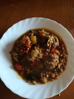 Una foto de Lentejas especiadas con pollo y chorizo