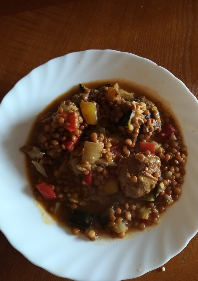 Una foto de Lentejas especiadas con pollo y chorizo