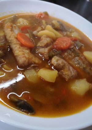 Una foto de Guiso de patatas, costillas y verduras