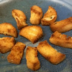 A picture of Diet cake rusk 🧀🧀.
