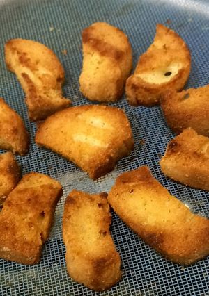 A picture of Diet cake rusk 🧀🧀.