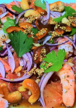 Una foto de Ensalada langostinos y pomelo 🥗🦐