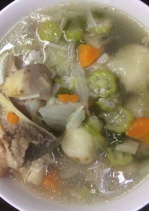 Hình của món Canh khoai sọ chân giò và rau xào thập cẩm.