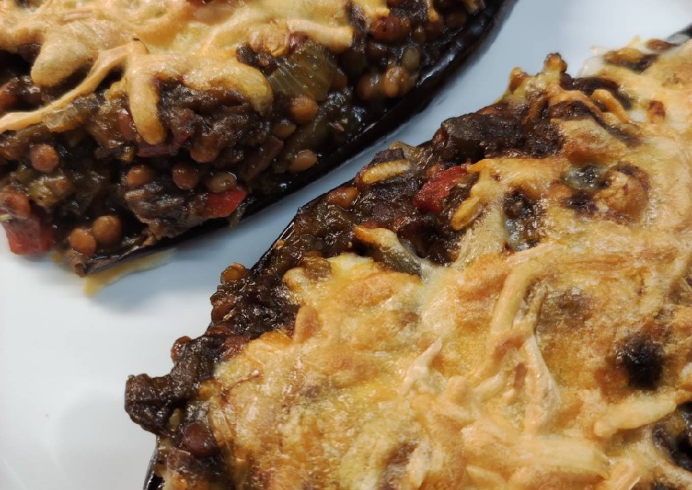 Berenjenas rellenas de lentejas y calamares en su tinta