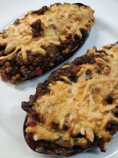 Una foto de Berenjenas rellenas de lentejas y calamares en su tinta