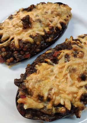 Una foto de Berenjenas rellenas de lentejas y calamares en su tinta
