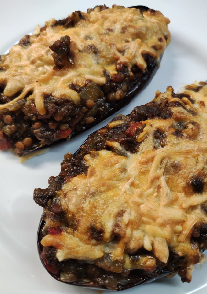 Una foto de Berenjenas rellenas de lentejas y calamares en su tinta