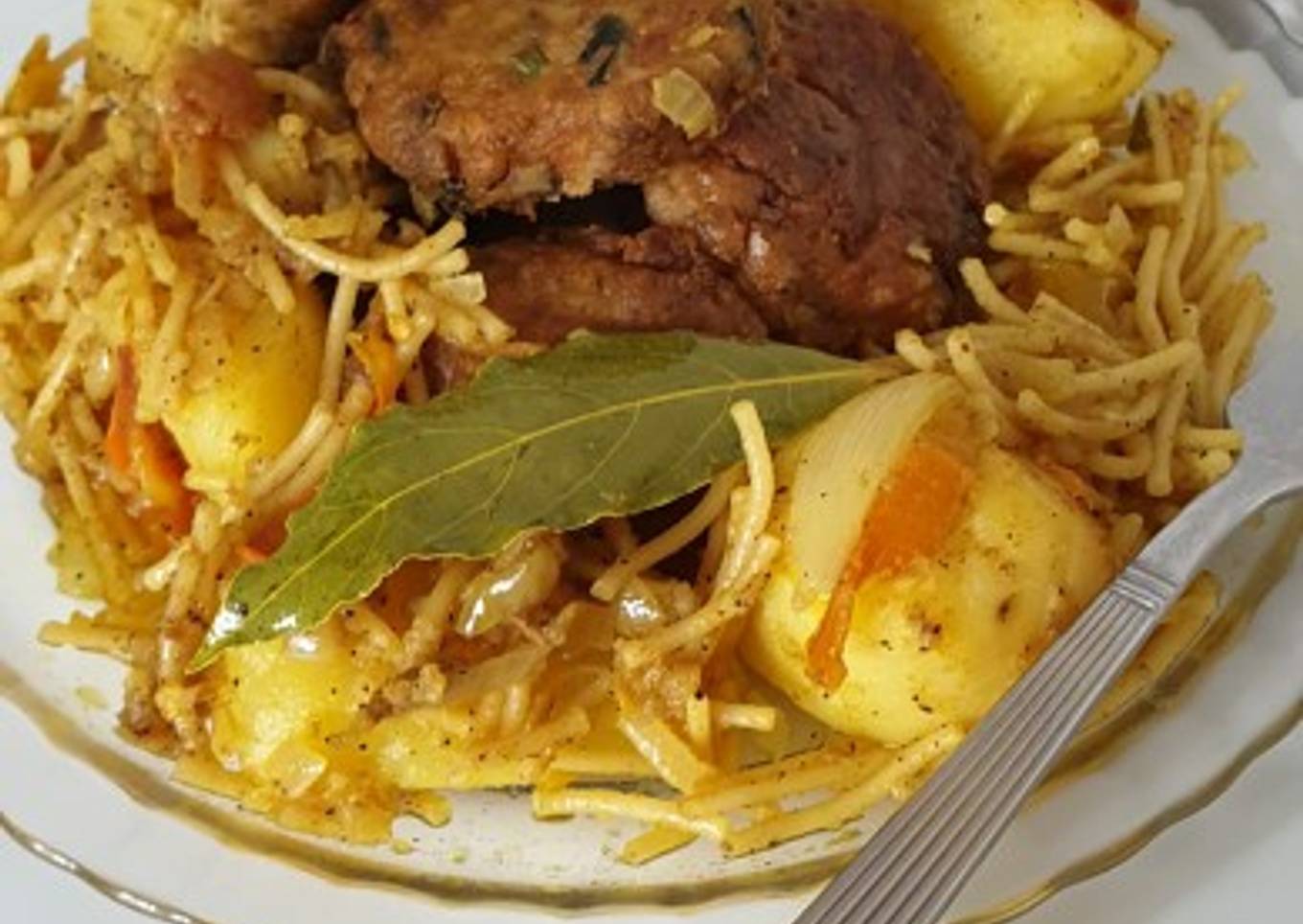 Albóndigas de atún en latas con patatas y fideos