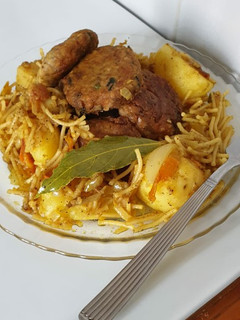 Una foto de Albóndigas de atún en latas con patatas y fideos