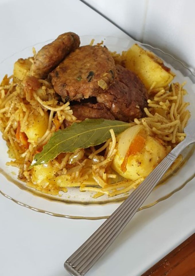 Una foto de Albóndigas de atún en latas con patatas y fideos