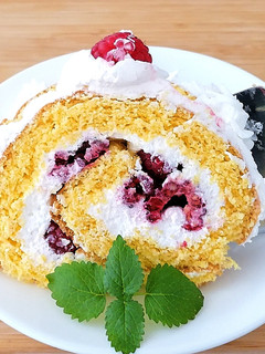 Túrós - málnás rolád recept fotója