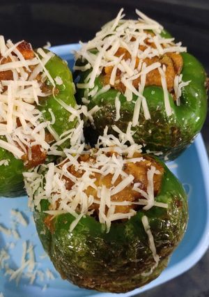 સ્ટફ કેપ્સિકમ (Stuffed Capsicum Recipe In Gujarati) રેસીપી મુખ્ય ફોટો