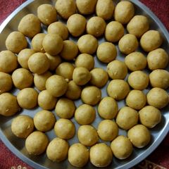 Besan ladoo A picture of Besan ladoo.