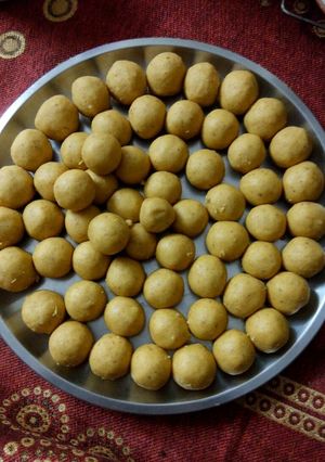 A picture of Besan ladoo.
