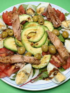 Una foto de Ensalada de brotes con melva