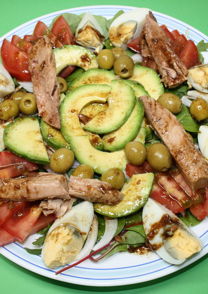 Una foto de Ensalada de brotes con melva