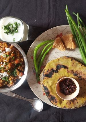 રોટલા (Rotla Recipe In Gujarati) રેસીપી મુખ્ય ફોટો