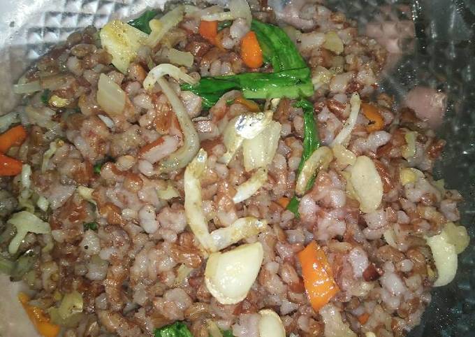Resep Nasi goreng beras merah Teri medan oleh tamara juliana - Cookpad