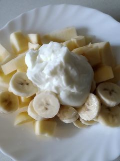 Una foto de Fruta y yogurt